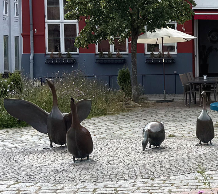 Rzeźba gęsi w Aakirkeby