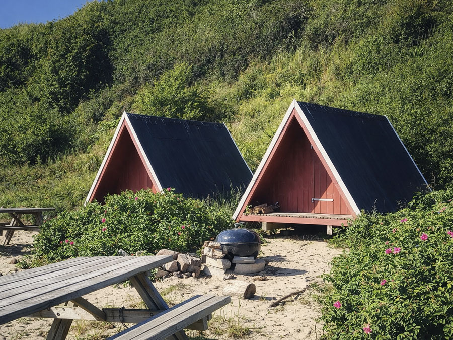Sheltery na Bornholmie – darmowe drewniane domki noclegowe
