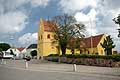 Widok na żółty kościółek w Allinge