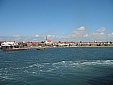 Widok z promu wpływającego do portu w Ronne 